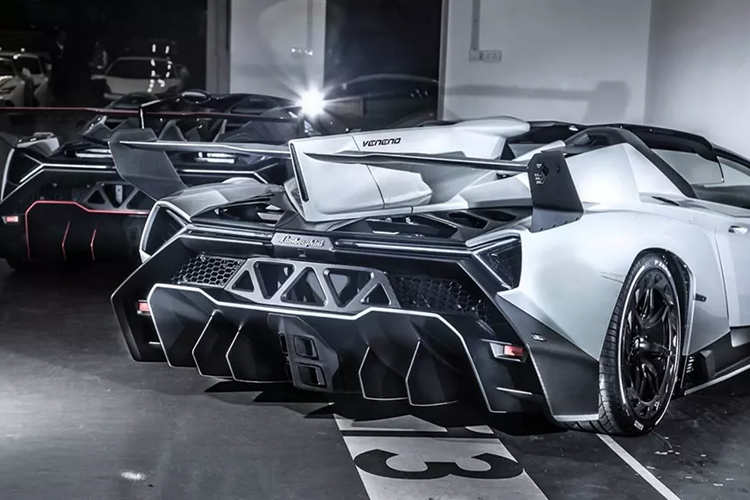 Trên toàn thế giới chỉ có đúng 9 chiếc siêu xe triệu đô Lamborghini Veneno mui trần được sản xuất, cùng với đó là 3 xe bản coupe dành cho khách hàng, và thật hy hữu có ít nhất 2 xe Lamborghini Veneno đã định cư ở Hồng Kông trong nhiều năm qua với màu trắng và đen.