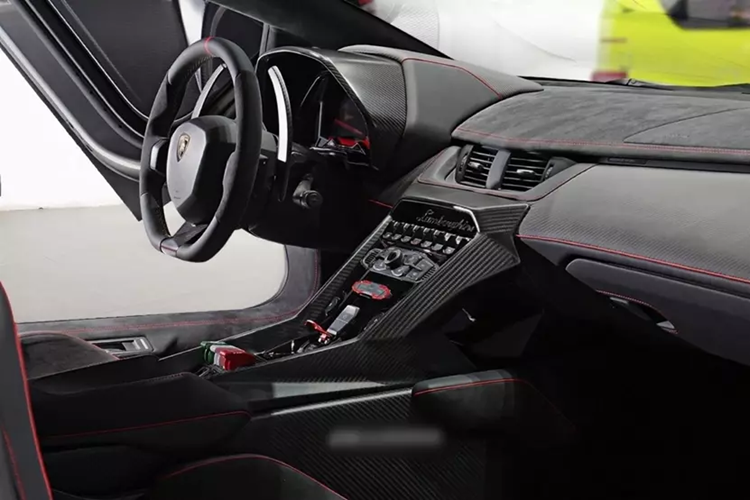 Giá xe Lamborghini Veneno lúc ra mắt trên 4 triệu đô la, ước tính các dân chơi Hồng Kông phải chi trên 8 triệu đô la để giúp xe lăn bánh.