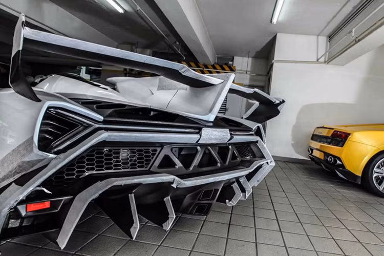 Nếu muốn tiết kiệm khoản thuế siêu lớn, các đại gia có thể trưng bày nó trong garage và đến nay, bán siêu xe Lamborghini Veneno lại kiếm lời dễ dàng từ 3,5 triệu đến 8 triệu đô la.