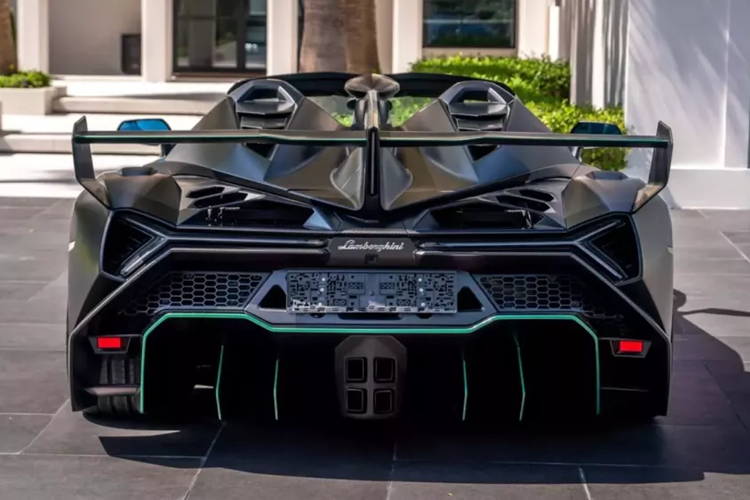 Điểm ấn tượng khác của chiếc siêu xe mui trần Lamborghini Veneno LP750-4 Roadster sắp được rao bán chính là việc nội thất xe được tắm trong màu xanh lá cây rất nổi bật.