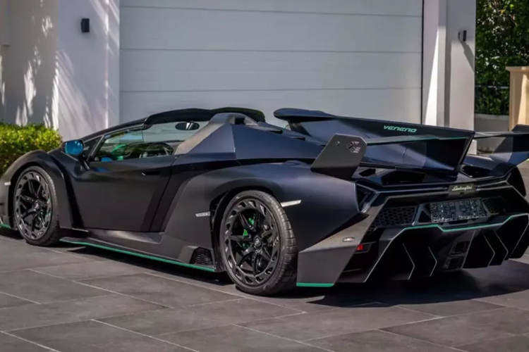 Kết hợp với đó còn có nhiều chi tiết bọc da màu đen và cả sợi carbon bóng. Siêu xe Lamborghini Veneno LP750-4 Roadster được trang bị động cơ V12, dung tích 6.5 lít, sản sinh ra công suất tối đa 750 mã lực.