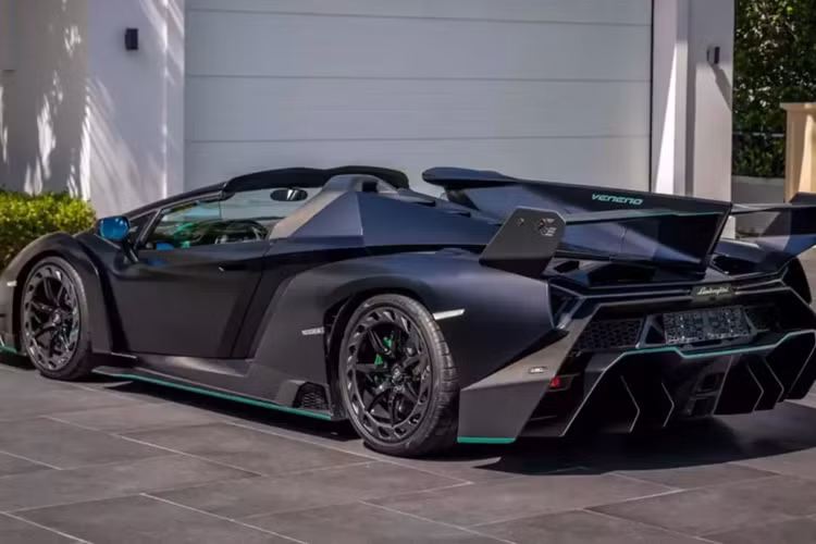 Kết hợp với đó còn có nhiều chi tiết bọc da màu đen và cả sợi carbon bóng. Siêu xe Lamborghini Veneno LP750-4 Roadster được trang bị động cơ V12, dung tích 6.5 lít, sản sinh ra công suất tối đa 750 mã lực.