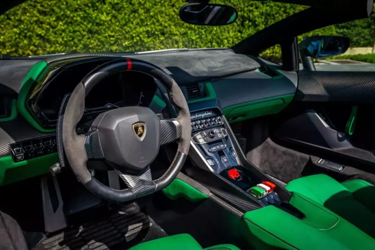 Mới đây, có một chiếc siêu xe Lamborghini Veneno Roadster đã được 1 tỷ phú chi ra đến 6 triệu USD (hơn 141 tỷ đồng), để mang về garage, thú vị hơn, quá trình mua xe diễn ra trực tuyến, màn chốt xe này đã thu hút rất nhiều sự quan tâm của giới truyền thông quốc tế.