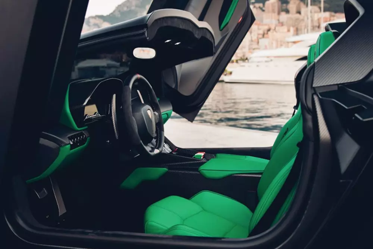 Như vậy là sau khi đại hạ giá từ 9,5 triệu USD xuống còn 6 triệu USD, đại lý siêu xe SBX Cars đã tìm thấy chủ nhân cho bom tấn Lamborghini Veneno Roadster từng thuộc sở hữu của một thành viên trong hoàng gia Ả Rập Xê Út.