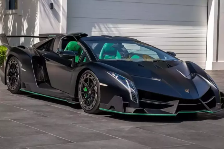 Mức giá xe Lamborghini Veneno khởi điểm từ 4,5 triệu USD (hơn 106 tỷ đồng), Veneno cũng là chiếc siêu xe có giá bán đắt đỏ bậc nhất của hãng Lamborghini.