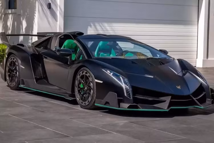 Mức giá xe Lamborghini Veneno khởi điểm từ 4,5 triệu USD (hơn 106 tỷ đồng), Veneno cũng là chiếc siêu xe có giá bán đắt đỏ bậc nhất của hãng Lamborghini.