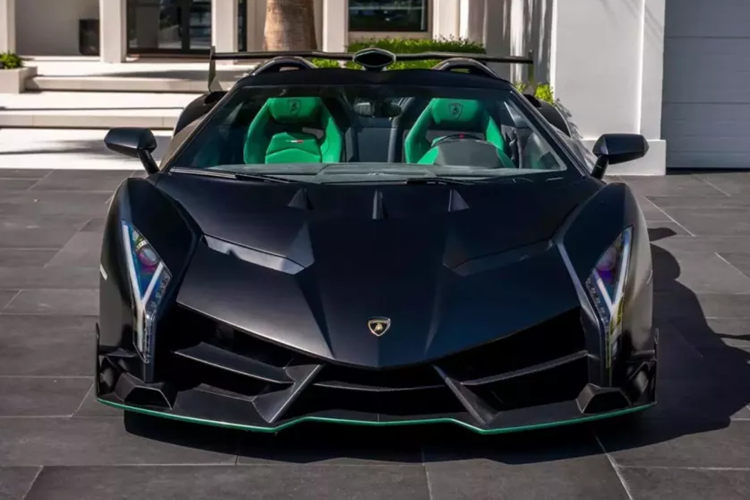 Chiếc Lamborghini Veneno Roadster đặc biệt này là 1 trong các siêu xe có số lượng sản xuất ít ỏi nhất trên thế giới, trong đó, hãng xe Ý chỉ tạo ra đúng 13 chiếc, và chỉ 12 xe dành cho khách hàng, với 3 xe thuộc biến thể coupe, số còn lại dành cho bản mui trần.