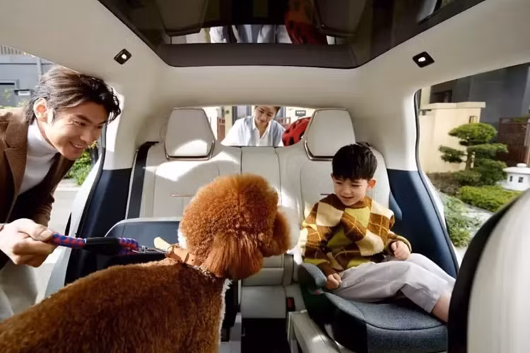 Mẫu xe crossover Zeekr X năm 2025 vẫn giữ nguyên kiểu dáng bên ngoài và bên trong. Chỉ có hai điều chỉnh đáng chú ý màu thân xe đen mới và vành xe 18 inch mới. Cần lưu ý rằng Zeekr X ở Trung Quốc có nút bấm tùy chọn thay vì tay nắm cửa. Phiên bản ở nước ngoài chỉ có tay nắm cửa.