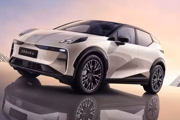  Zeekr X phiên bản 2025 vừa mới ra mắt tại Trung Quốc với mức giá giảm 25%. Giá khởi điểm là 149.900 nhân dân tệ (21.050 đô la), tương đương 493 triệu đồng. Zeekr X mới hiện có phiên bản dẫn động cầu sau với pin LFP 49 kWh. Mục đích là cải thiện hiệu suất bán hàng kém của mẫu xe này tại thị trường trong nước.