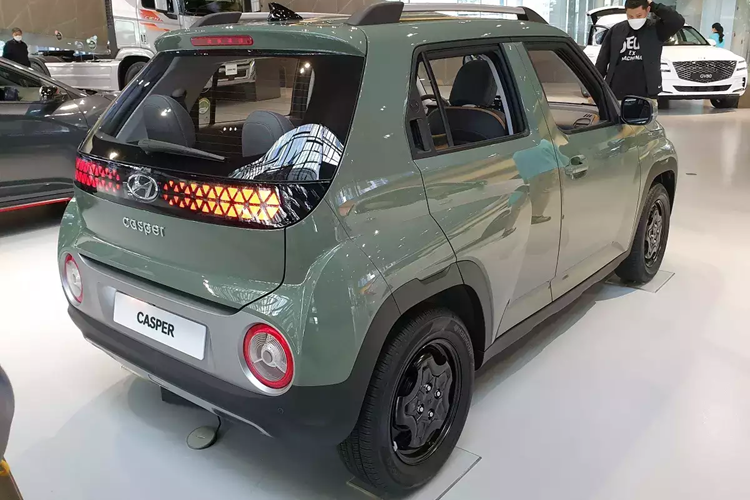 Hiện giá xe Hyundai Casper 2025 vẫn chưa được công bố. Xe sẽ bắt đầu được bán ra thị trường Hàn Quốc trong năm nay. Đây cũng là thị trường duy nhất mà mẫu xe này được phân phối.