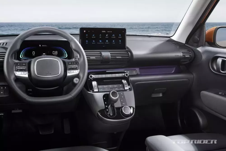 Trong khi đó, đèn hậu của xe được bổ sung tạo hình mới bên trong. Cuối cùng là cản sau với ốp màu bạc lớn hơn trước, mang đến vẻ ngoài khỏe khoắn và thể thao cho mẫu SUV hạng A này. Bên trong xe, Hyundai Casper 2025 có thêm trang bị mới là màn hình cảm ứng trung tâm 10,25 inch, thay cho loại 8 inch cũ.