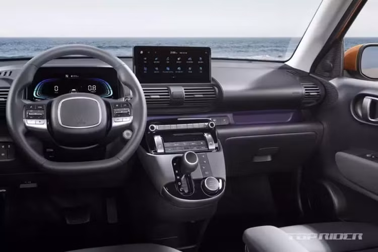 Trong khi đó, đèn hậu của xe được bổ sung tạo hình mới bên trong. Cuối cùng là cản sau với ốp màu bạc lớn hơn trước, mang đến vẻ ngoài khỏe khoắn và thể thao cho mẫu SUV hạng A này. Bên trong xe, Hyundai Casper 2025 có thêm trang bị mới là màn hình cảm ứng trung tâm 10,25 inch, thay cho loại 8 inch cũ.