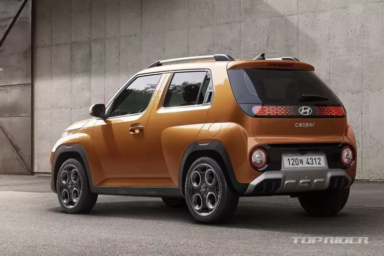 Ngay cả cụm đèn pha LED toàn phần của xe cũng được thay đổi thiết kế và tích hợp dải đèn LED định vị ban ngày hình tròn. 2 dải đèn báo rẽ mỏng phía trên đã được làm mới thiết kế trong khi logo của hãng Hyundai chuyển sang dạng 2D. Ở bản cao cấp, Hyundai Casper 2025 dùng vành la-zăng có đường kính 17 inch và thiết kế mới.