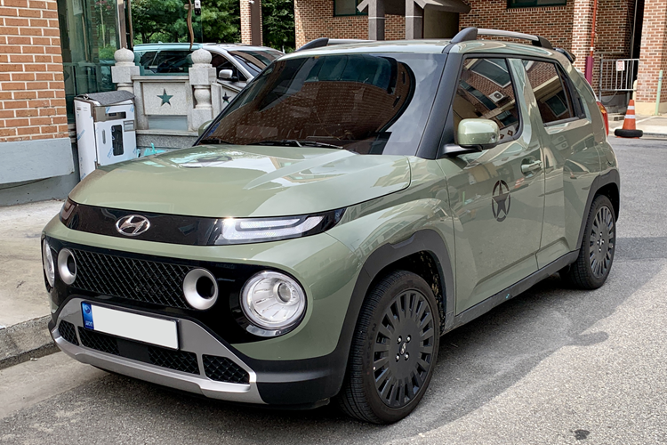 Đáng tiếc là động cơ của Hyundai Casper 2025 không có gì thay đổi, vẫn bao gồm 2 tùy chọn. Thứ nhất là động cơ xăng 3 xi-lanh, hút khí tự nhiên, dung tích 1.0L, tạo ra công suất tối đa 75 mã lực và mô-men xoắn cực đại 90 Nm.