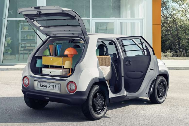 Hyundai Casper vốn là mẫu SUV hạng A được phát triển dựa trên cơ sở gầm bệ K1 dùng chung với Grand i10. Xe sở hữu kích thước dài x rộng x cao lần lượt 3.595 x 1.595 x 1.575 mm và chiều dài cơ sở 2.400 mm.