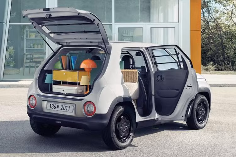 Hyundai Casper vốn là mẫu SUV hạng A được phát triển dựa trên cơ sở gầm bệ K1 dùng chung với Grand i10. Xe sở hữu kích thước dài x rộng x cao lần lượt 3.595 x 1.595 x 1.575 mm và chiều dài cơ sở 2.400 mm.