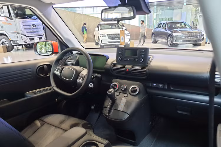 Tính năng ra lệnh bằng giọng nói cho phép người lái chỉnh điều hòa mà không cần dùng tay, chìa khóa thông minh và khởi động nút bấm vẫn giữ nguyên như phiên bản cũ. Ghế sau của xe có thể dịch lên phía trước hoặc phía sau trong khoảng cách 160 mm và ngả 39 độ. Nếu ghế sau dịch lên phía trước, xe sẽ sở hữu khoang hành lý 301 lít.