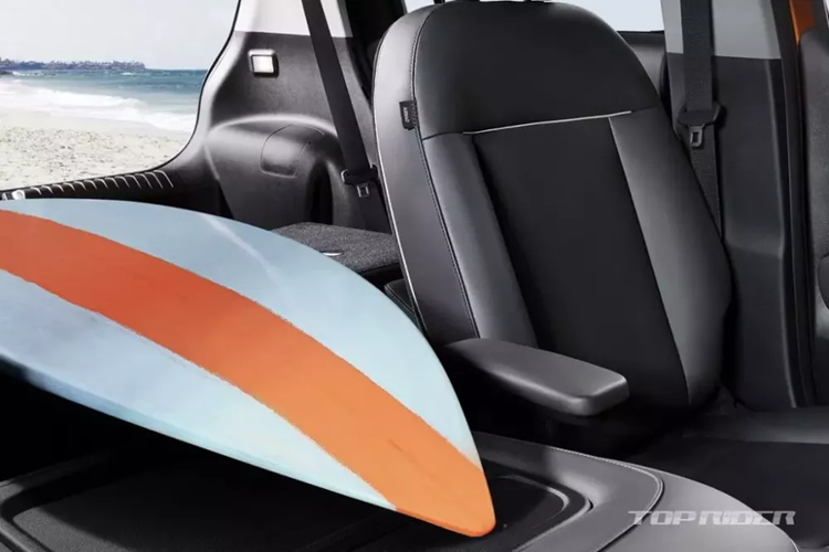 Ngoài ra, xe còn được cải thiện chất liệu nội thất để tăng cảm giác sang trọng. Những trang bị còn lại của xe như cả 2 hàng ghế đều có thể gập phẳng xuống sàn, vô lăng bọc da tích hợp sưởi, tính năng làm mát ghế lái, sưởi hàng ghế trước, bảng đồng hồ kỹ thuật số