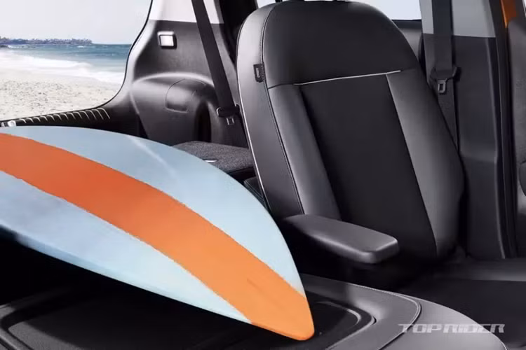 Ngoài ra, xe còn được cải thiện chất liệu nội thất để tăng cảm giác sang trọng. Những trang bị còn lại của xe như cả 2 hàng ghế đều có thể gập phẳng xuống sàn, vô lăng bọc da tích hợp sưởi, tính năng làm mát ghế lái, sưởi hàng ghế trước, bảng đồng hồ kỹ thuật số