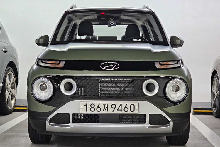 Thứ hai là động cơ xăng 3 xi-lanh, tăng áp, dung tích 1.0L với công suất tối đa 100 mã lực và mô-men xoắn cực đại 172 Nm. Cả hai động cơ đều kết hợp với hệ dẫn động cầu trước và hộp số tự động 4 cấp.