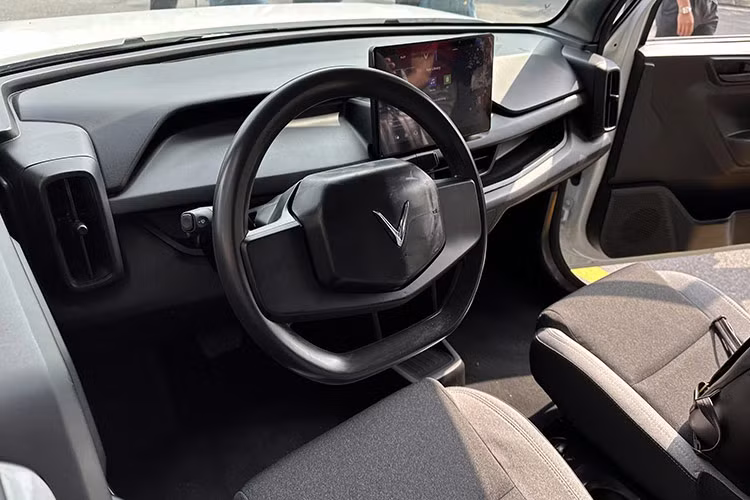 Theo tìm hiểu có được, chiếc biển số 30L-345.67 của chiếc xe VinFast VF3 này có giá đến 600 triệu đồng, tức gấp đôi giá xe Vinfast VF3 2024 mới. Chủ xe là 1 người yêu số đẹp.