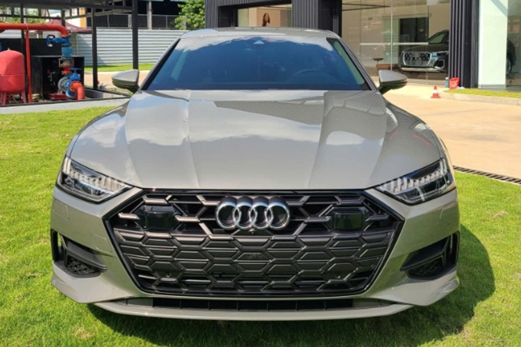 Trong khi đó, mẫu xe sedan Audi A7 Sportback hạng sang ở phân khúc cao hơn E 300 và là xe nhập châu Âu. Sở dĩ có mức giá thấp như vậy là do xe đã được thay đổi động cơ so với phiên bản cũ.