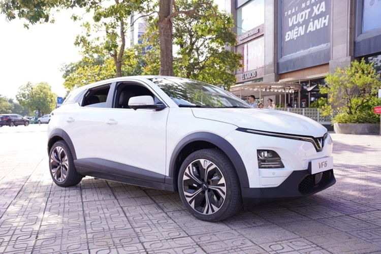 Vô-lăng thiết kế D-Cut 3 chấu tích hợp nhiều phím bấm chức năng. Điểm nhấn là màn hình cảm ứng trung tâm kích thước tới 12,9 inch tích hợp mọi tính năng từ hệ thống giải trí đến điều khiển xe.