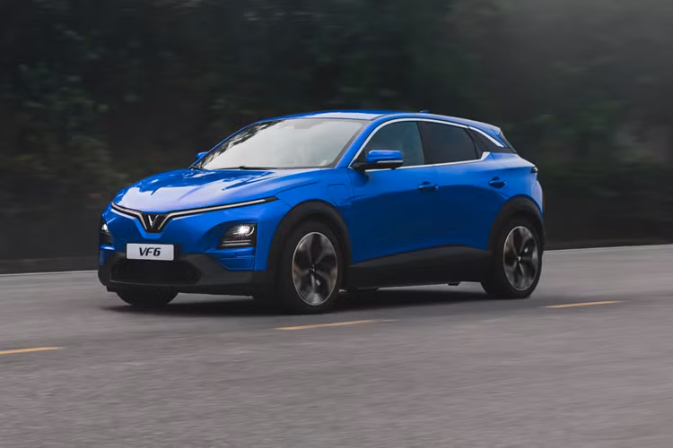 Tại thị trường Việt Nam, VF6 có hai phiên bản: VF6S và 6 Plus với giá bán tương ứng từ 675 triệu đồng và 765 triệu đồng (phiên bản thuê pin).