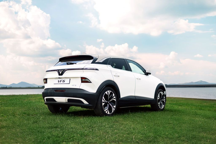 Khách tham gia sự kiện sẽ được “mắt thấy, tai nghe, tay sờ” thực tế mẫu SUV điện cỡ B Vinfast VF6, đồng thời sẽ được trực tiếp cầm lái và cảm nhận khả năng vận hành của xe. “Gia đình tôi thích VF6 từ lâu rồi, cũng đang tiết kiệm tiền chuẩn bị đổi xe.