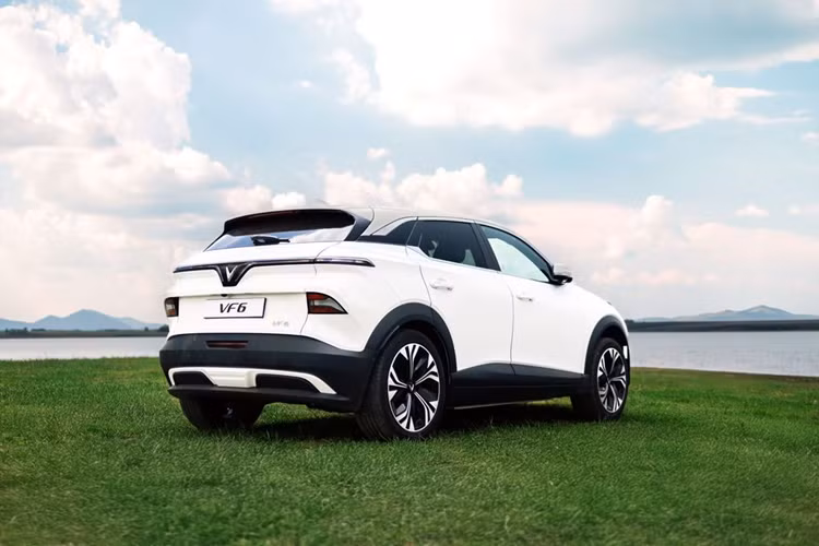 Khách tham gia sự kiện sẽ được “mắt thấy, tai nghe, tay sờ” thực tế mẫu SUV điện cỡ B Vinfast VF6, đồng thời sẽ được trực tiếp cầm lái và cảm nhận khả năng vận hành của xe. “Gia đình tôi thích VF6 từ lâu rồi, cũng đang tiết kiệm tiền chuẩn bị đổi xe.