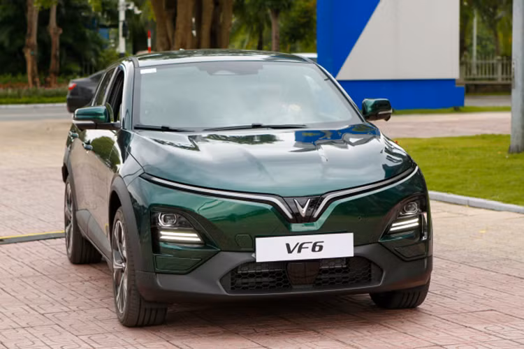 Cùng với hoạt động lái thử rầm rộ trên cả nước, VinFast cũng vừa công bố triển khai chương trình ưu đãi đặc biệt dành cho khách hàng mua xe VF6, với tổng trị giá lên tới gần 30 triệu đồng.