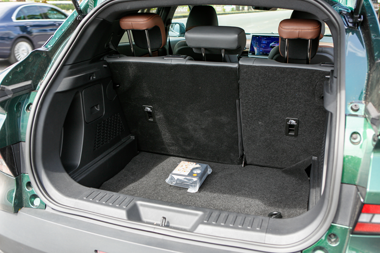 Ngoài ra, mẫu xe này tỏ ra vượt trội khi sử dụng động cơ điện có công suất tối đa lên đến 201 mã lực, bỏ xa hầu hết các mẫu xe khác cùng phân khúc.