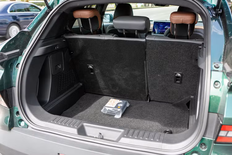 Ngoài ra, mẫu xe này tỏ ra vượt trội khi sử dụng động cơ điện có công suất tối đa lên đến 201 mã lực, bỏ xa hầu hết các mẫu xe khác cùng phân khúc.