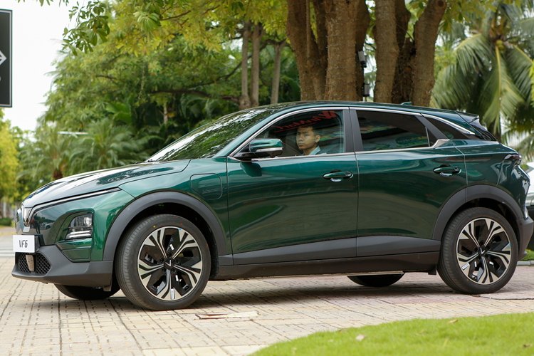 Theo đó, khách hàng sẽ được tặng 2 năm bảo hiểm thân vỏ và pin, đồng thời được tặng 10 triệu đồng để sử dụng trong chương trình khách hàng thân thiết của Tập đoàn Vingroup. Ngoài ra, khách hàng mua VinFast VF6 còn được hưởng đồng thời các ưu đãi khác từ chiến dịch Mãnh liệt Tinh thần Việt Nam - Vì tương lai xanh.