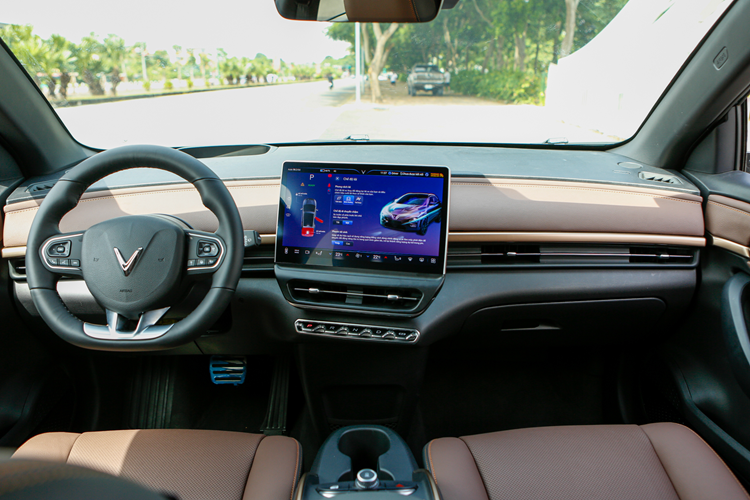 Cụ thể, các chủ xe điện VF6 được miễn phí gửi xe (dưới 5 tiếng) và ưu tiên đỗ tại mọi địa điểm thuộc hệ sinh thái Vingroup đến hết ngày 1/7/2026. Việc sạc điện tại các trạm sạc V-GREEN cũng sẽ được miễn phí đến hết ngày 1/7/2025.