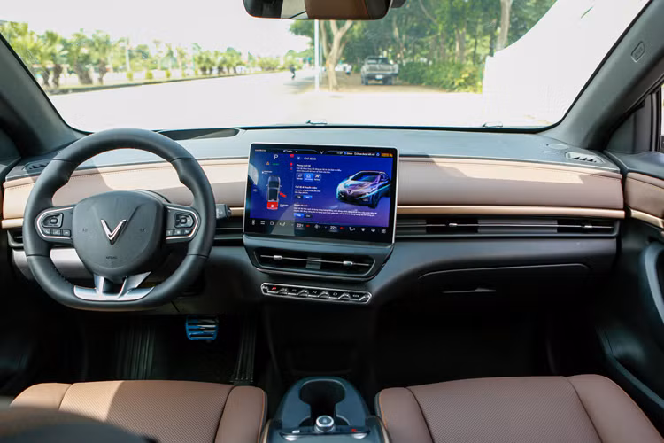 Cụ thể, các chủ xe điện VF6 được miễn phí gửi xe (dưới 5 tiếng) và ưu tiên đỗ tại mọi địa điểm thuộc hệ sinh thái Vingroup đến hết ngày 1/7/2026. Việc sạc điện tại các trạm sạc V-GREEN cũng sẽ được miễn phí đến hết ngày 1/7/2025.