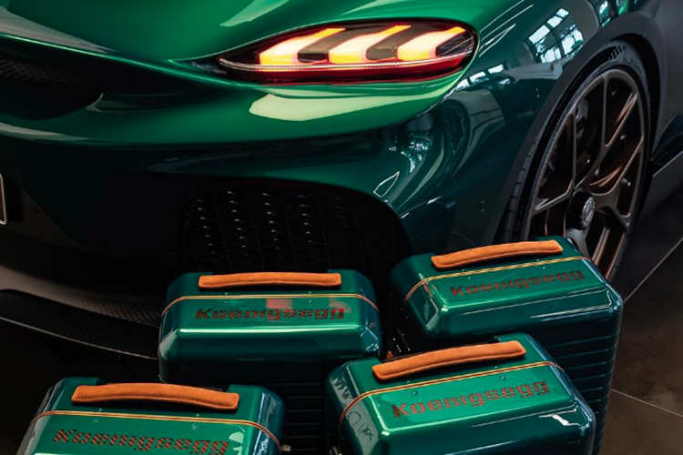 Cụ thể, động cơ 3 xi-lanh, dung tích 2.0 lít, 2 bộ tăng áp trên siêu xe Koenigsegg Gemera sẽ tạo ra công suất tối đa 590 mã lực tại tua máy 7.500 vòng/phút cùng mô-men xoắn cực đại 600 Nm tại dải tua máy từ 2.000 - 7.000 vòng/phút.