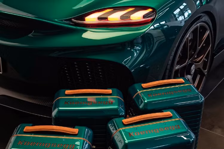 Cụ thể, động cơ 3 xi-lanh, dung tích 2.0 lít, 2 bộ tăng áp trên siêu xe Koenigsegg Gemera sẽ tạo ra công suất tối đa 590 mã lực tại tua máy 7.500 vòng/phút cùng mô-men xoắn cực đại 600 Nm tại dải tua máy từ 2.000 - 7.000 vòng/phút.