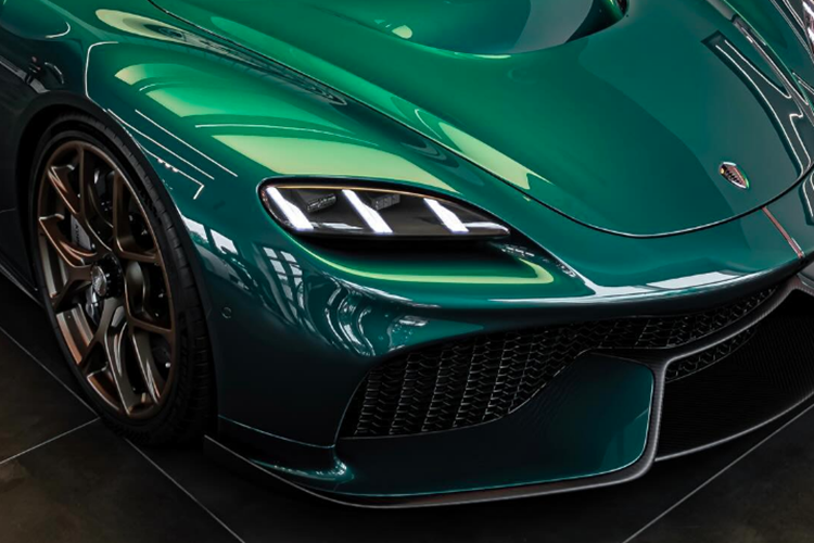 Nói về dòng siêu xe triệu đô Koenigsegg Gemera, đây là 1 siêu phẩm hypercar 4 chỗ ngồi đầu tiên trên thế giới, nhưng nếu tính tổng công suất của động cơ xăng và điện kết hợp với nhau, mẫu xe này còn trở thành phiên bản megacar với tổng công suất lên đến 1.677 mã lực và mô-men xoắn cực đại 3.500 Nm.