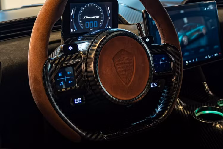 Và tất nhiên, nó có khoang hành lý rất hào phóng, xe có khoang hành lý thể tích 200 lít dưới nắp ca-pô và cốp sau, đủ sức chứa cho vài vali cỡ vừa, hãng cũng sản xuất ra vali chuyên dụng cho xe, chưa hết hách hàng có thể mua thêm hộp đựng đồ lắp trên nóc xe.