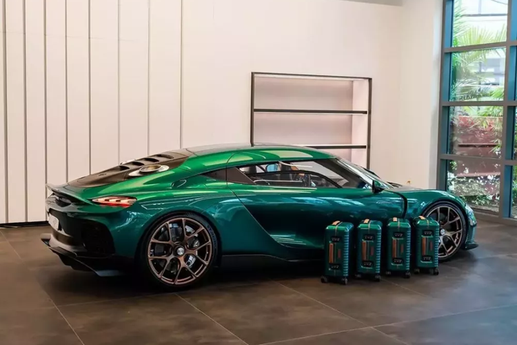 Trong dải sản phẩm của Koenigsegg, còn có 1 mẫu xe rất thú vị đó là Gemera. Koenigsegg Gemera đặc biệt không giống như các anh em cùng nhà, đây là mẫu xe gia đình với 4 chỗ ngồi thoải mái, nội thất rất sang trọng