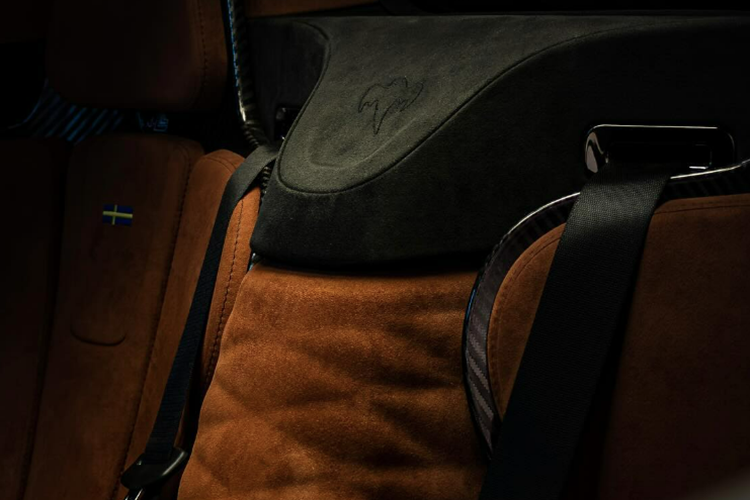 Siêu xe Koenigsegg Gemera không hề nhỏ với chiều dài 4.975 mm, rộng 1.988 mm, cao 1.295 mm và chiều dài cơ sở 3.000 mm. Kích thước này là để phù hợp với nội thất 4 chỗ ngồi bên trong xe.Nội thất với 4 ghế đều có tính năng sưởi với ghế trước chỉnh điện 4 hướng.