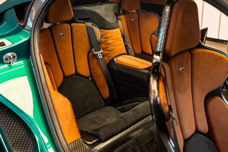 Thêm vào đó là hệ thống điều hòa tự động 3 vùng, hệ thống thông tin giải trí đi kèm WiFi, 4 đèn đọc sách, 8 hộc đựng cốc (4 hộc làm mát, 4 hộc hâm nóng), 2 khay sạc điện thoại thông minh, hệ thống âm thanh 11 loa, 2 màn hình 13 inch trước/sau và camera 360 độ.