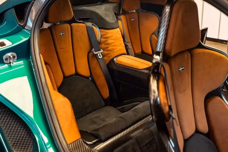 Thêm vào đó là hệ thống điều hòa tự động 3 vùng, hệ thống thông tin giải trí đi kèm WiFi, 4 đèn đọc sách, 8 hộc đựng cốc (4 hộc làm mát, 4 hộc hâm nóng), 2 khay sạc điện thoại thông minh, hệ thống âm thanh 11 loa, 2 màn hình 13 inch trước/sau và camera 360 độ.