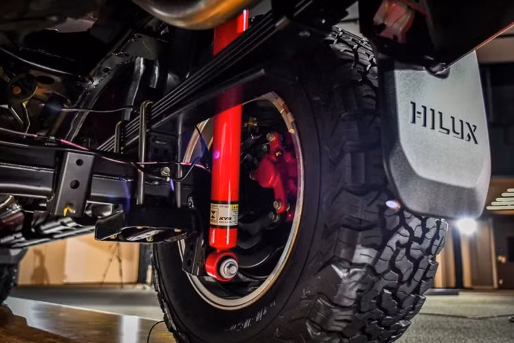 GR Sport II sở hữu ngoại hình hầm hố với lưới tản nhiệt màu đen có dòng chữ "TOYOTA" và cản trước thể thao.