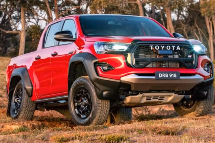 Cung cấp sức mạnh cho Toyota Hilux GR Sport II 2024 là động cơ diesel 4 xi-lanh, tăng áp, dung tích 2.8L quen thuộc nhưng tạo ra công suất tối đa 201 mã lực và mô-men xoắn cực đại 500 Nm. Động cơ này đi kèm với hộp số tự động 6 cấp và hệ dẫn động 4 bánh 4WD. Xe có 3 chế độ lái, bao gồm Normal, Eco và Power.