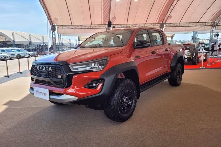 Tiếp đến là một số trang bị nổi bật khác như ghế trước chỉnh điện 6 hướng, điều hòa tự động 2 vùng, 2 ổ điện 12V, 1 ổ điện 220V và kết nối Apple CarPlay/Android Auto không dây.