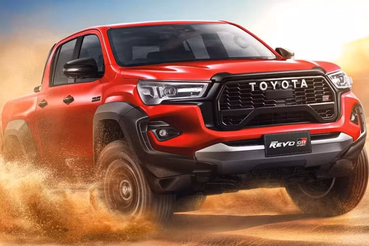 Hệ thống phanh đĩa được trang bị ở cả bốn bánh, kẹp phanh cố định bốn pít-tông 338 mm x 28 mm ở phía trước và kẹp phanh nổi một pít-tông 312 mm x 18 mm ở phía sau được sơn màu đỏ.