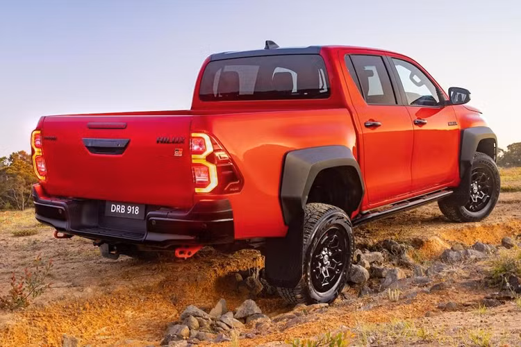 Về an toàn, Toyota Hilux GR Sport II 2024 được trang bị 7 túi khí, camera 360 độ, hệ thống cân bằng điện tử, cảnh báo lệch làn đường tích hợp hỗ trợ đánh lái, cảnh báo điểm mù, hỗ trợ khởi hành ngang dốc, hỗ trợ xuống dốc, hệ thống kiểm soát hành trình thích ứng, cảnh báo phương tiện cắt ngang khi lùi và cảnh báo tiền va chạm.