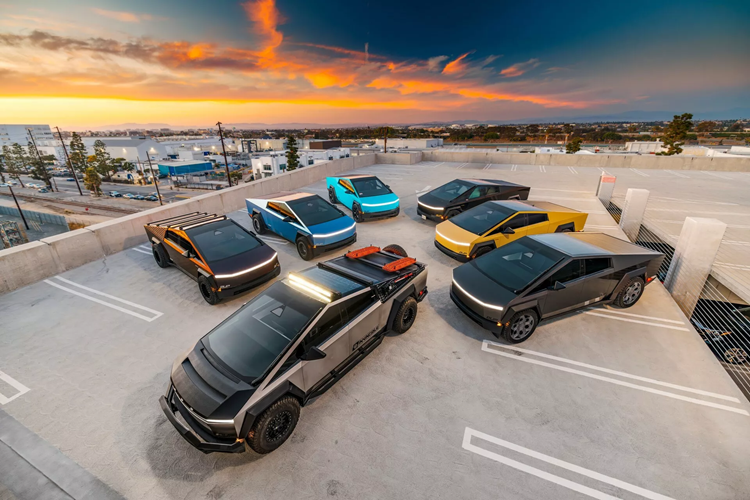 Hãng độ đến từ Mỹ Unplugged Performance đã “chơi trội” khi quyết định lựa chọn một dàn Tesla Cybertruck độ khủng gồm 12 chiếc để mang đến Las Vegas trưng bày trong sự kiện SEMA 2024.